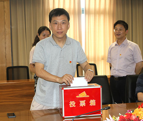 【匯聚青年力量 奮進(jìn)時(shí)代征程】創(chuàng)力集團(tuán)黨支部召開專題黨課暨預(yù)備黨員轉(zhuǎn)正黨員大會(huì)(圖5)