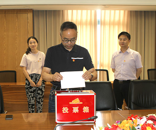 【匯聚青年力量 奮進(jìn)時(shí)代征程】創(chuàng)力集團(tuán)黨支部召開專題黨課暨預(yù)備黨員轉(zhuǎn)正黨員大會(huì)(圖6)