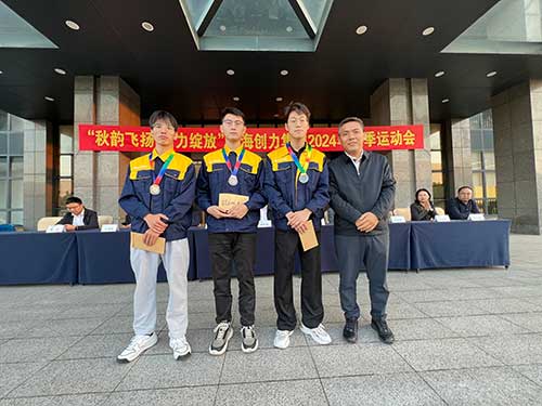 羽毛球男子組頒獎.jpg 秋韻飛揚(yáng) 活力綻放 | 上海創(chuàng)力集團(tuán)秋季運(yùn)動會取得圓滿成功(圖19)