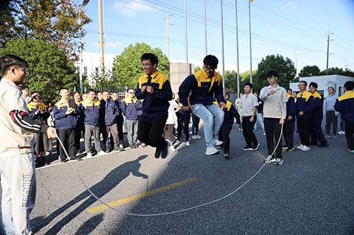 跳長繩.jpg 秋韻飛揚(yáng) 活力綻放 | 上海創(chuàng)力集團(tuán)秋季運(yùn)動會取得圓滿成功(圖6)