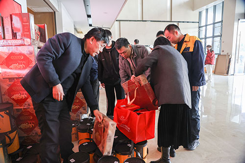  共度美好新春！上海創(chuàng)力集團(tuán)為全體員工發(fā)放年貨大禮包(圖1)